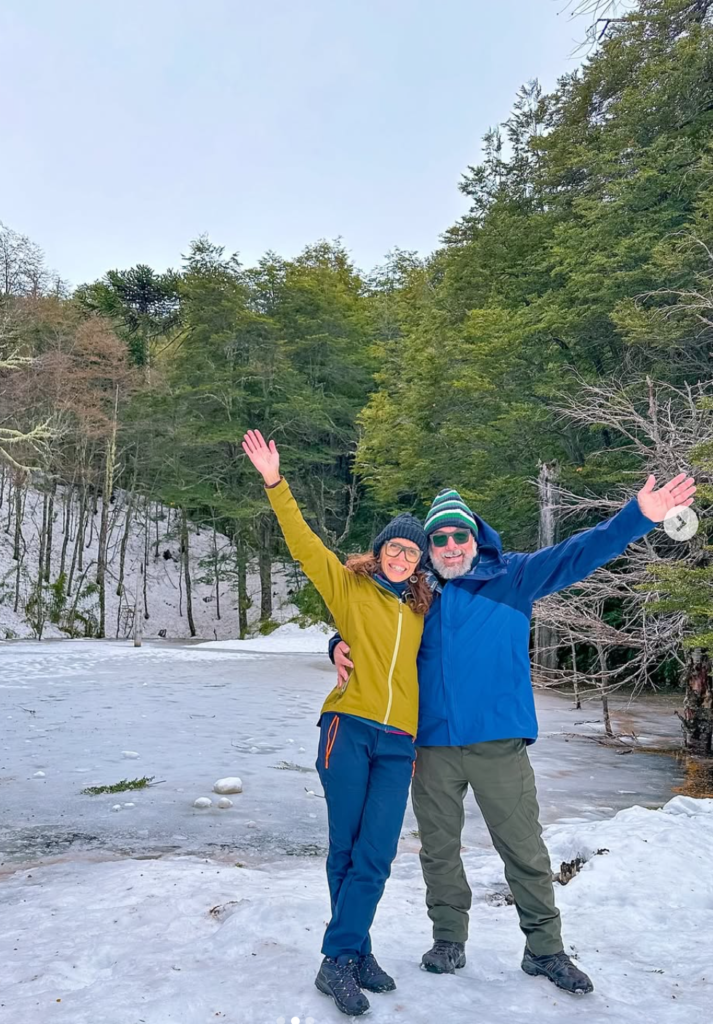 una imagen de dos personas en la nieve