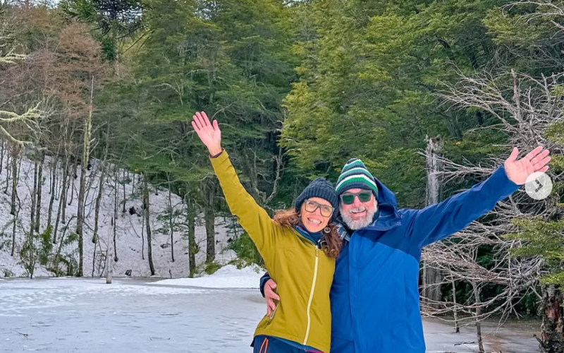 una imagen de dos personas en la nieve